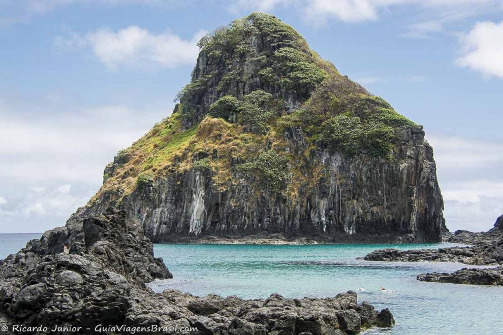 Imagem da linda e grande pedra da Baía dos Porcos.